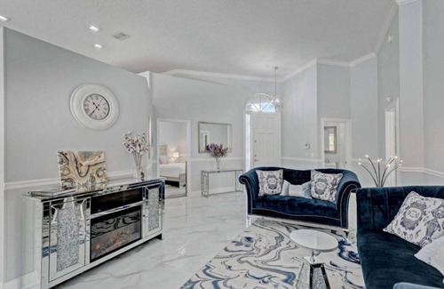 Greenview Shores House | 4BD Glamor Cozy Equestrian with Heated Pool