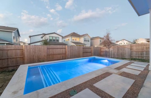 Austin House | 4BR/3.5BH Private Pool: 5M Airport, F1 & 2300 Sqft