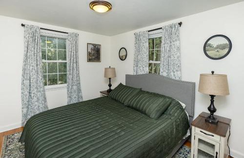 Ames House | 4BR-3BA Charming Family-Sized in Ames