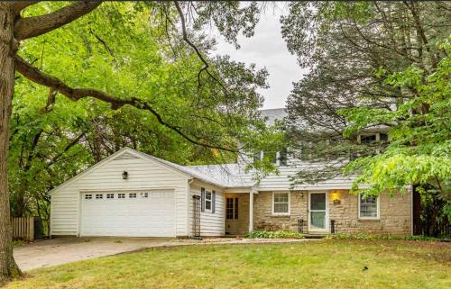 Ames House | 4BR-3BA Charming Family-Sized in Ames