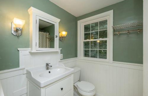 Ames House | 4BR-3BA Charming Family-Sized in Ames