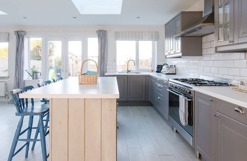 East Wittering House | 4BR Beach House Sleeps 10 - 5 Mins Walk to the Sea