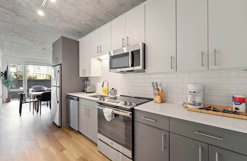 River North Hotel | 4BR City Retreat, Great for Business & Family
