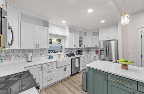 Kessler House | 4BR in Bishop Arts | Wifi + Deck + Pet Friendly