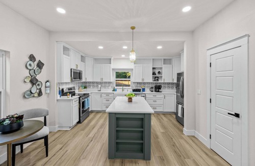 Kessler House | 4BR in Bishop Arts | Wifi + Deck + Pet Friendly