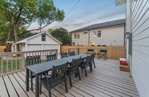 Kessler House | 4BR in Bishop Arts | Wifi + Deck + Pet Friendly