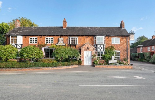 King's Bromley House | 4BR luxury Cottage, Hot Tubs, Hoar Cross, Staffs