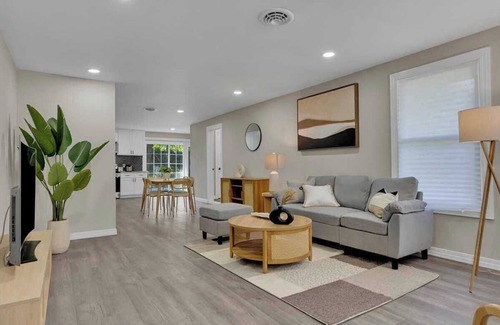 Newark House | 4BR Montrose Meadow Retreat｜Laundry Room｜Private Backyard｜High speed Wifi #42078