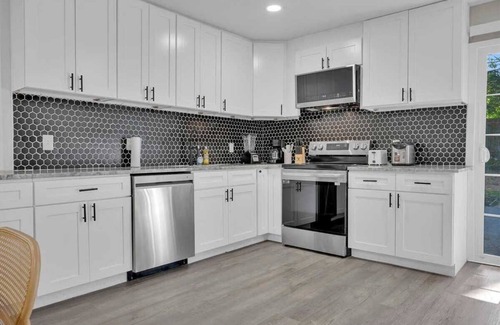 Newark House | 4BR Montrose Meadow Retreat｜Laundry Room｜Private Backyard｜High speed Wifi #42078