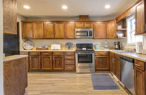 Cartersville House | 4BR Ranch 1 Mile to Downtown Cartersville