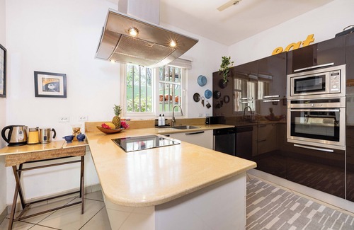 Santa Barbara House | 4BR Villa Close to Beach in Palm Beach Estates