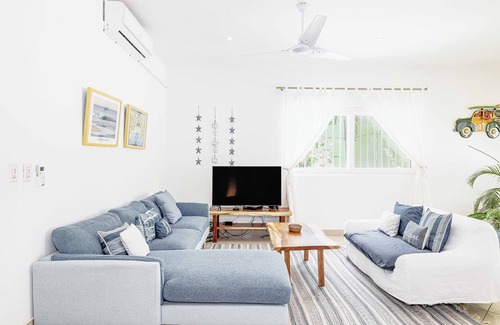 Santa Barbara House | 4BR Villa Close to Beach in Palm Beach Estates