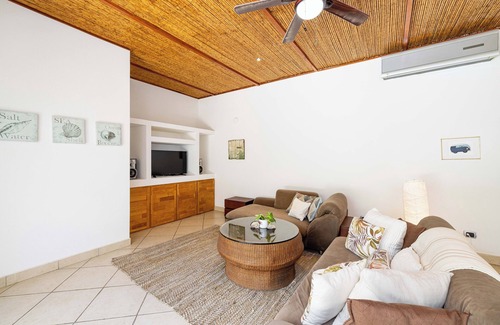 Santa Barbara House | 4BR Villa Close to Beach in Palm Beach Estates