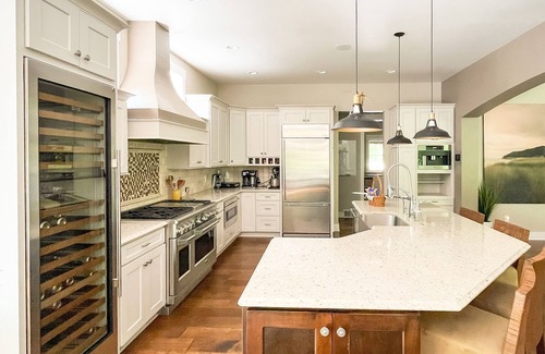 Plymouth House | 4BR Villa on 25 Acres – 10min to Road America Fire Pit & Chef’s Kitchen