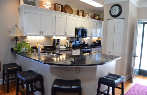 Isle of Palms Condo | 5 ⭐️ 3BR Condo, GOLF CART, Pool Access, Kayaks, Marsh View, Sleeps 8, Beautiful!