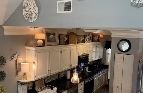 Isle of Palms Condo | 5 ⭐️ 3BR Condo, GOLF CART, Pool Access, Kayaks, Marsh View, Sleeps 8, Beautiful!