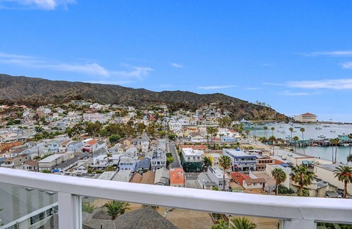 Avalon House | 5 Bdrm Home, Vaulted Ceilings, Amazing 180 Degree Ocean View - 176 Middle Terrac
