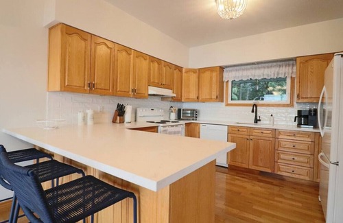 Tay House | 5 bdrm Waterfront W/HotTub