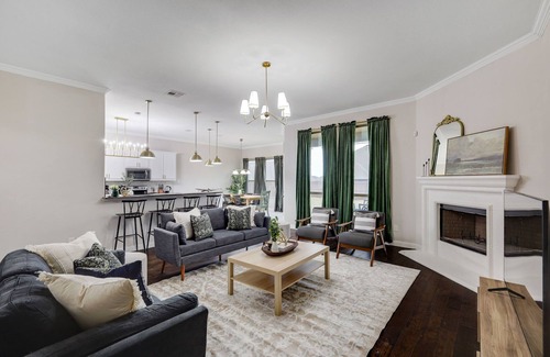 Waxahachie House | 5-Bed/2-Bath Pool & Backyard Retreat