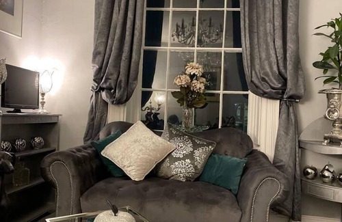 Ross-on-Wye Apartment | 5 Bed House - Sleeps 12 - Pets - Parking