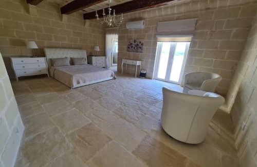 Birbuba Villa | 5 Bed Villa - Sleeps 8 - Pool - Garden - Parking