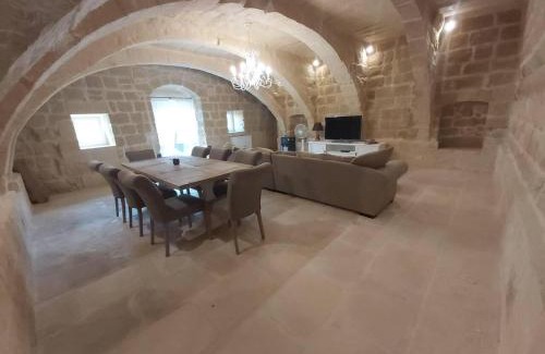 Birbuba Villa | 5 Bed Villa - Sleeps 8 - Pool - Garden - Parking