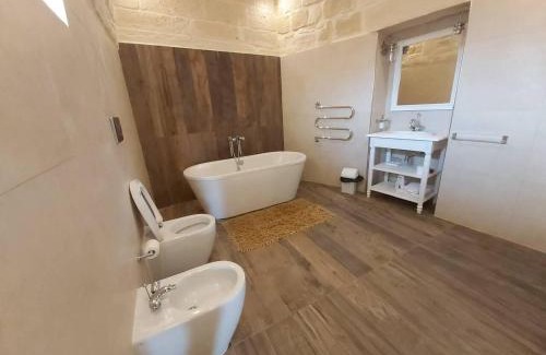 Birbuba Villa | 5 Bed Villa - Sleeps 8 - Pool - Garden - Parking