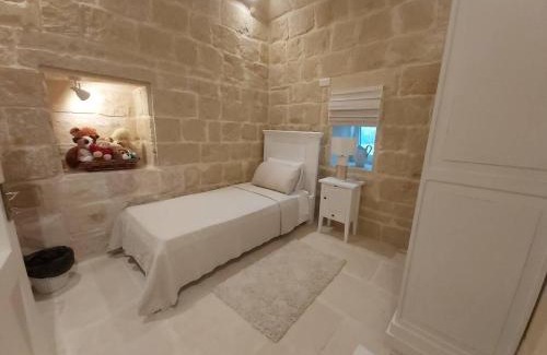 Birbuba Villa | 5 Bed Villa - Sleeps 8 - Pool - Garden - Parking