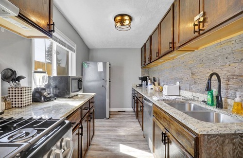 Lansing House | 5 Bedroom 7 Beds Cozy and Spacious Home