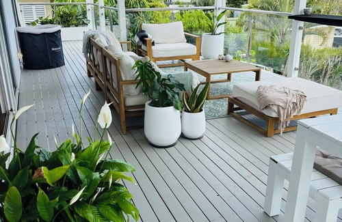 Swansea Heads House | 5 bedroom Beach house - 13m pool & Lake at back door - sleeps 13