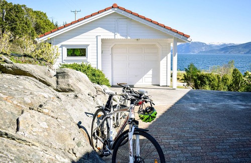 Brekke House | 5 bedroom beach front home in Lavik