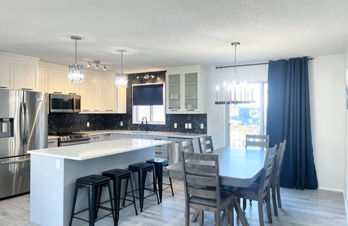 Three Hills House | 5 bedroom, Family Friendly! Open Concept, Modern Home in Three Hills