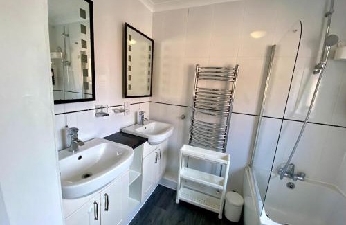 Great Linford Apartment | 5 Bedroom Home in Central MK