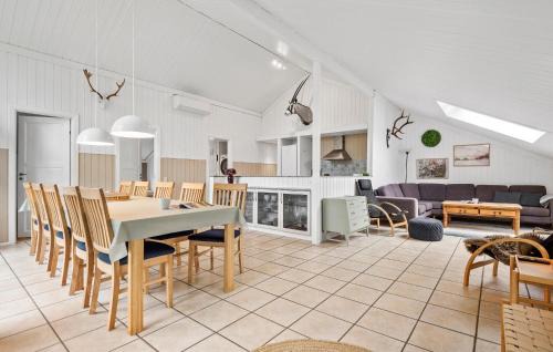 Jegum House | 5 Bedroom Lovely Home In Oksbøl