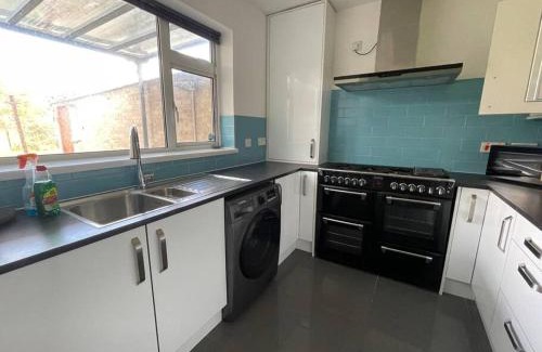 Peterborough Apartment | 5 Beds , Full House , Parking