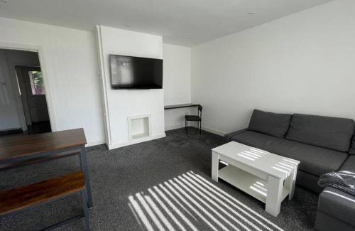 Peterborough Apartment | 5 Beds , Full House , Parking