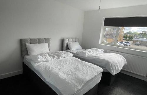 Peterborough Apartment | 5 Beds , Full House , Parking