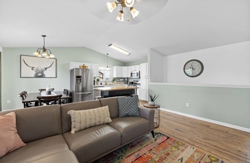 Summerset House | 5 Beds, Hot Tub, Fenced backyard