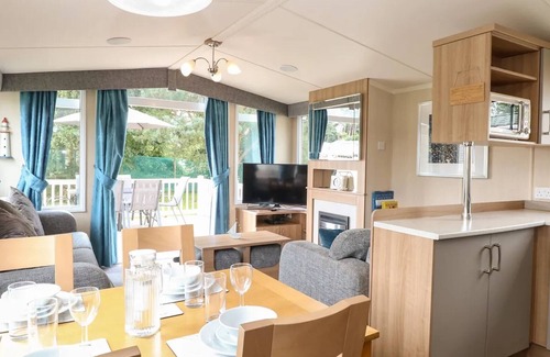 Hopton Apartment | 5 Berth 3 Bedroom Caravan Holiday Home in Fritton