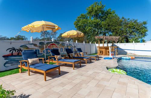 Seminole House | 5 Br Tiki Bar Retreat Pool Hot Tub Putt Putt Games