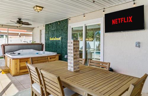 Seminole House | 5 Br Tiki Bar Retreat Pool Hot Tub Putt Putt Games