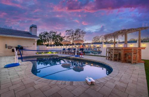 Seminole House | 5 Br Tiki Bar Retreat Pool Hot Tub Putt Putt Games