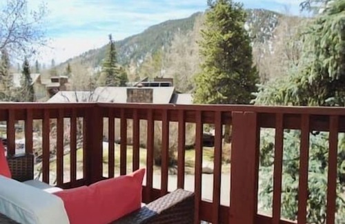 Aspen House | 5 Cheerful Spacious Home, Near Town, Views!
