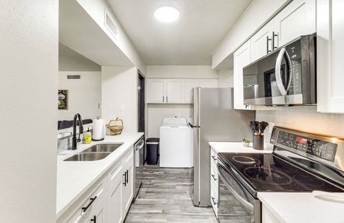 West Arlington House | 5 Mi to AT&T Stadium: Townhome w/Community Pools!