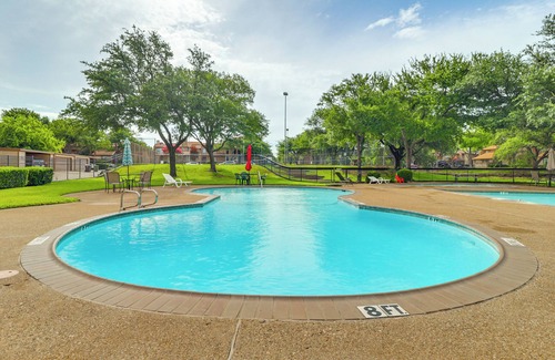 West Arlington House | 5 Mi to AT&T Stadium: Townhome w/Community Pools!