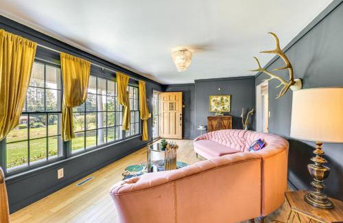 Salem House | 5 Mi to Lake Keowee Stylish Salem Home with Yard!