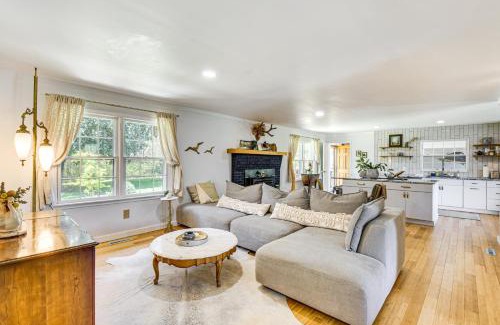 Salem House | 5 Mi to Lake Keowee Stylish Salem Home with Yard!