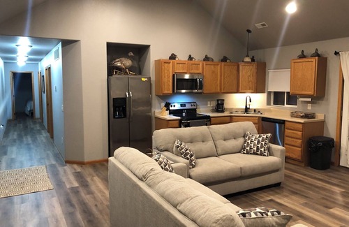 Pierre House | .5 mile to Lake Oahe boat access, 15 min from Pierre SD, wifi, oversized garage