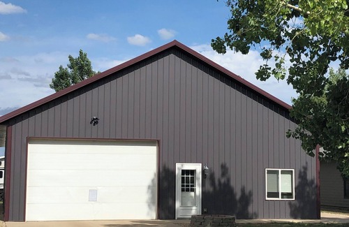Pierre House | .5 mile to Lake Oahe boat access, 15 min from Pierre SD, wifi, oversized garage
