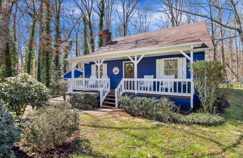 Seneca Cabin | 5 Min From Clemson + Salt Water Hot Tub + Game Room + BAR + 5 King Beds!